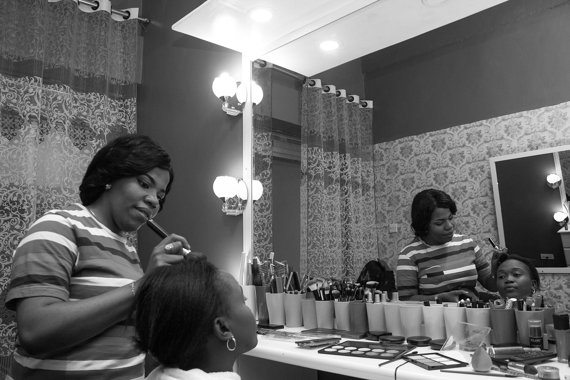 Studio beauté — postes maquillage